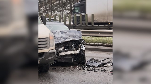 Vaizdai iš avarijos judrioje Vilniaus gatvėje: susidūrė penki automobiliai, formuojasi spūstys