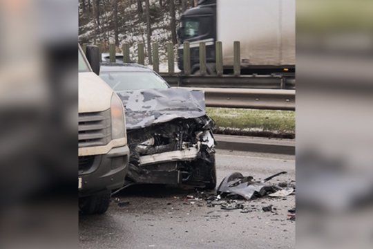 Vaizdai iš avarijos judrioje Vilniaus gatvėje: susidūrė penki automobiliai, formuojasi spūstys