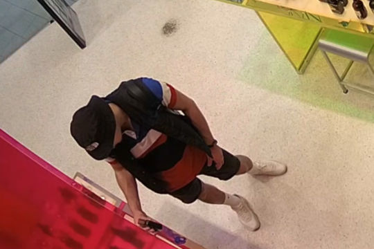 Kauno policija aiškinasi, kas iš parduotuvės pavogė kvepalus