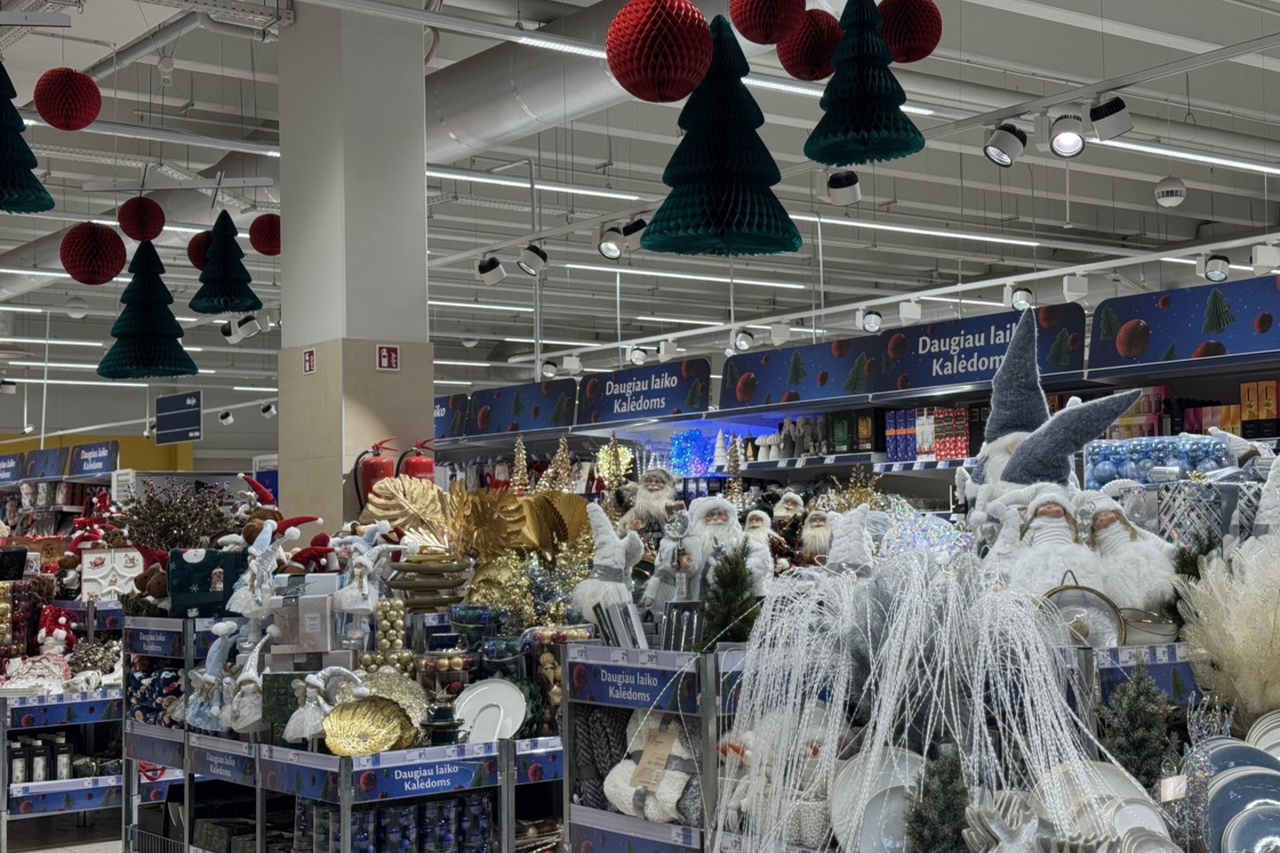 Lietuviško prekybos tinklo „Maxima“ parduotuvėse įsismarkavo šventinė kalėdinė prekyba.