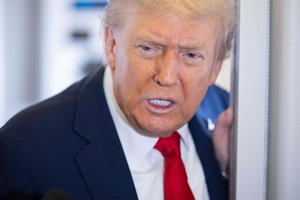 Išnarpliojo akivaizdų D. Trumpo melą: V. Zelenskis tai darė bent 78 kartus