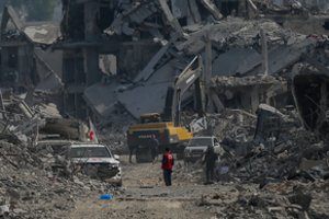 Izraelis teigia iš Raudonojo Kryžiaus gavęs karstą su Gazos Ruože laikyto įkaito palaikais