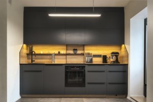 Kaip visada, namų širdis – virtuvė: šiame naujame bute jai buvo skirta ypač daug meilės