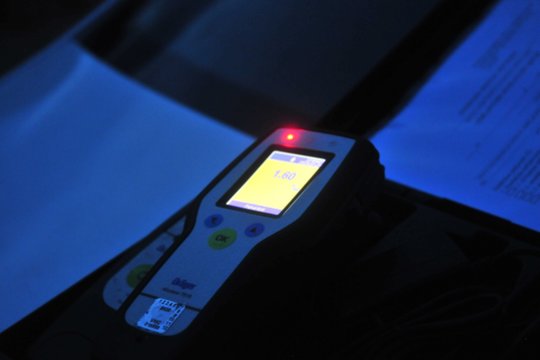 Girtas vairuotojas Jurbarko r. nestojo pareigūnams ir apgadino tarnybinį automobilį