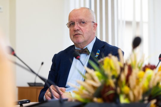 J. Olekas sako, kad biudžete turėtų būti rasta papildomų milijonų pareigūnų, pedagogų atlyginimams