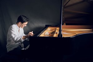 Lietuvoje viešintis pianistas Nuronas Mukumi: iš vunderkindo – į garsiausias pasaulio scenas