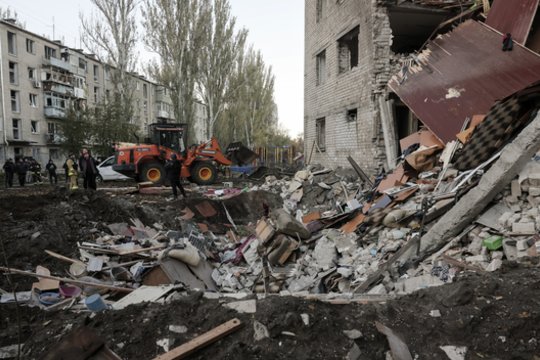 Po rusų atakos Zaporižioje liepsnoja civiliniai pastatai: sužeista 18 žmonių