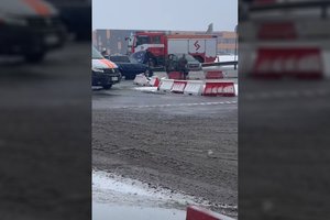 Greta Vilniaus susidūrus dviem automobiliams nukentėjo du žmonės, sutriko eismas 