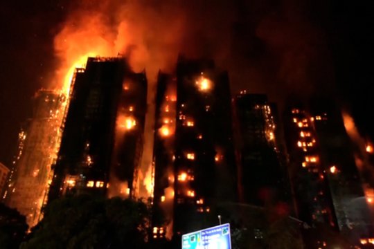 Honkonge – kelis daugiaaukščius pastatus apėmęs gaisras: dalis gyventojų įstrigo viduje