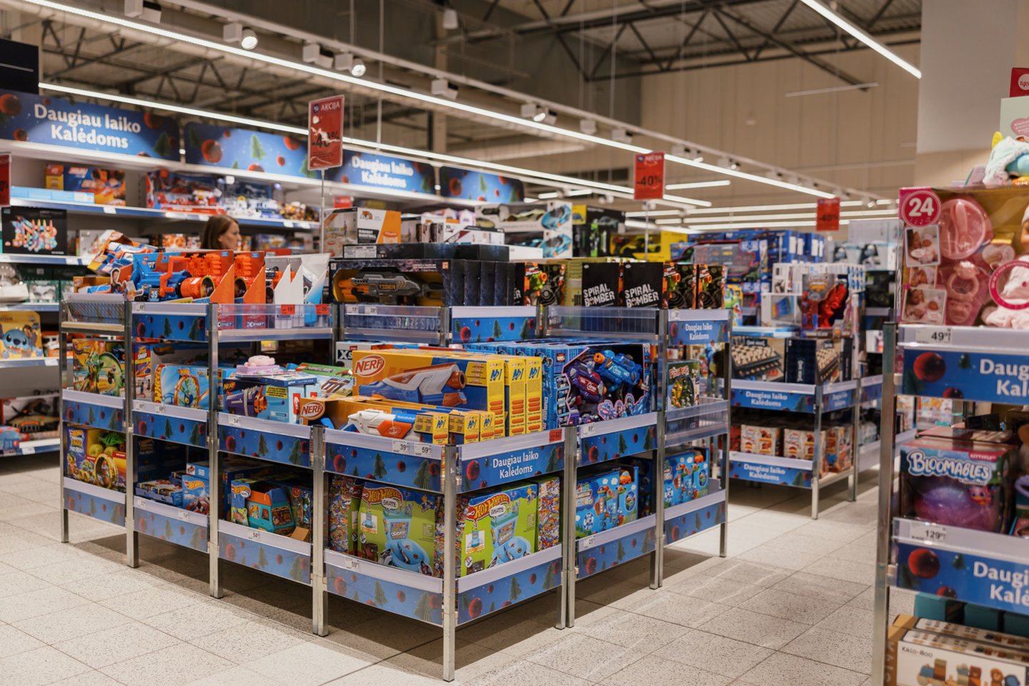 „Maxima“ turi džiugią žinią pirkėjams – kalėdinėms namų dekoracijoms, eglutės žaisliukams, tekstilei ir daugybei kitų prekių siūloma dar daugiau nuolaidų ir mažų kainų.