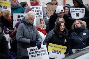 Tai ras mokytojams pinigų ar neras? Į skirtingas valdančiųjų žinutes sureagavo profsąjunga