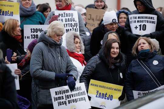 Tai ras mokytojams pinigų ar neras? Į skirtingas valdančiųjų žinutes sureagavo profsąjunga
