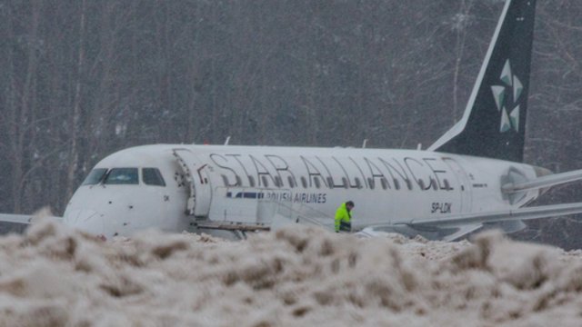 Vaizdai iš incidento Vilniaus oro uoste: lėktuvui nepavyko sėkmingai užbaigti kelionės
