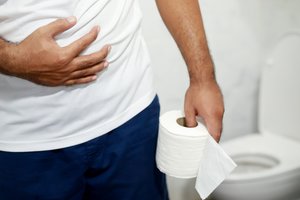 Mirė mėnesį nesituštinęs vyras: žarnyne – 9 kg išmatų kamštis