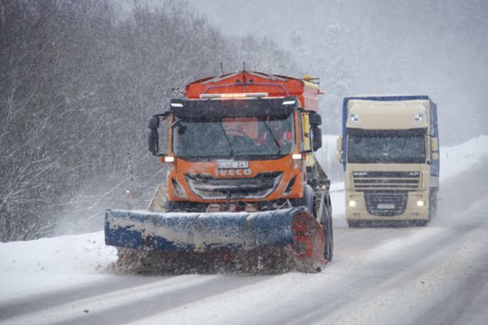 Sniego gniaužtuose: gatvių valymo technika Vilniuje jau nuvažiavo 3,6 tūkst. kilometrų