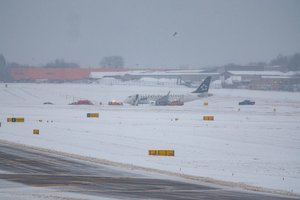 Vilniaus oro uostas galiausiai atnaujino veiklą: įspėja apie galimus vėlavimus
