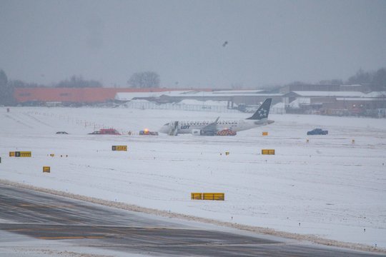 Vilniaus oro uostas galiausiai atnaujino veiklą: įspėja apie galimus vėlavimus