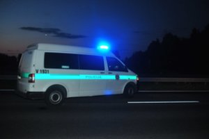 Ugniagesio automobilis kliudė kelio viduryje stovėjusią moterį