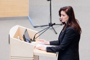 Premjerė biudžete tikisi rasti lėšų pareigūnų atlyginimams, nepavykus – grąžinti skolą kitąmet