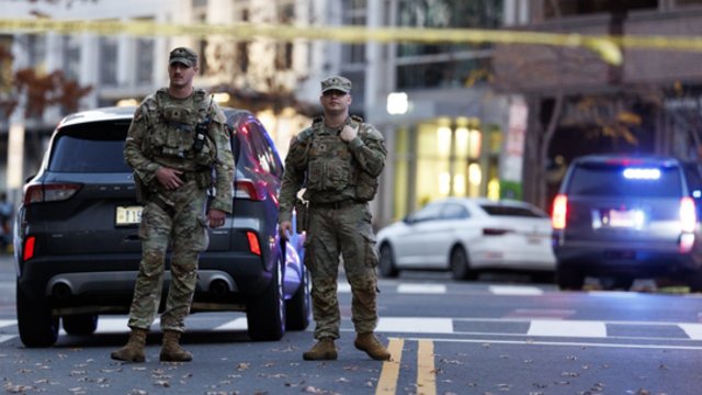 Netoli Baltųjų rūmų įvykusios šaudynės nebus toleruojamos: į Vašingtoną siunčia dar 500 gvardijos karių