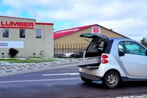 „Smart“ vairuotojas bandė vežti šešių metrų kopėčias: kuo viskas baigėsi