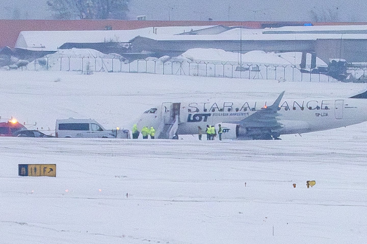 Teisingumo ministerija skelbia naujausią informaciją apie trečiadienį nuo tako Vilniaus oro uoste nuslydusį lėktuvą.<br>V.Ščiavinsko nuotr.