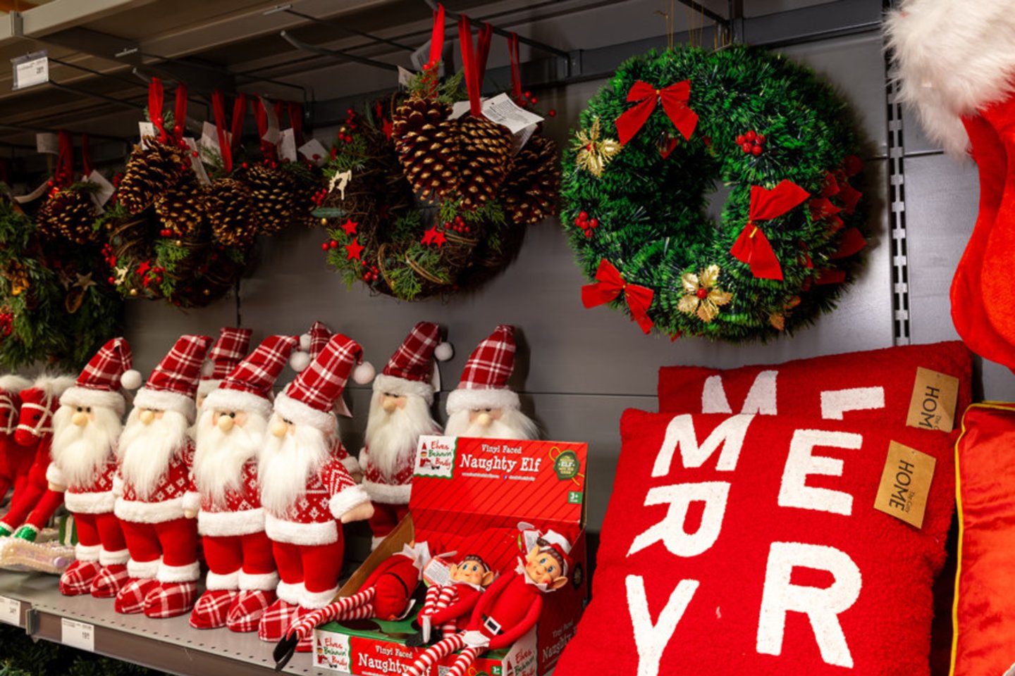 Advento vainikai, pagalvėlės bei Kalėdų Seneliai – tai populiarios prekės.