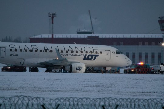 „LOT“ atskleidė, koks likimas laukia Vilniaus oro uoste nuslydusio „Embraer“ lėktuvo