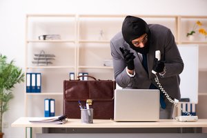 Juodas mėnuo telefoniniams sukčiams: operatoriai stabdė po 5 tūkst. skambučių per valandą