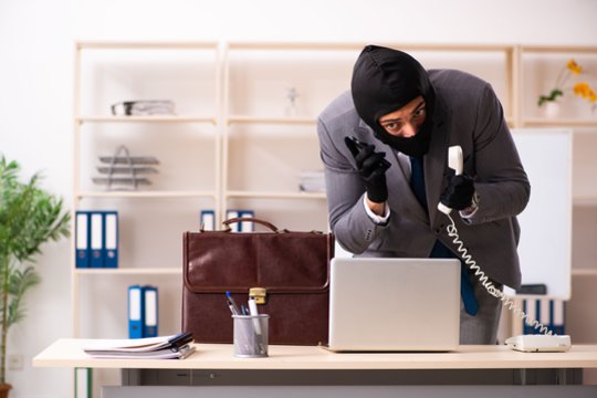 Juodas mėnuo telefoniniams sukčiams: operatoriai stabdė po 5 tūkst. skambučių per valandą