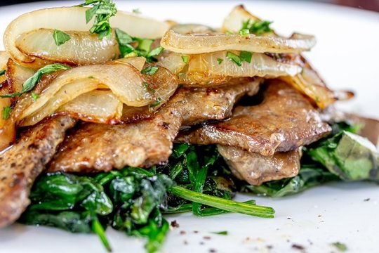 Šventinio stalo pažiba: trys gardūs receptai su kiaulienos kepenėlėmis