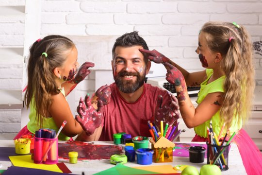 12 sėkmingos tėvystės receptų: dviejų psichologių atradimai, padedantys auginti laimingus vaikus