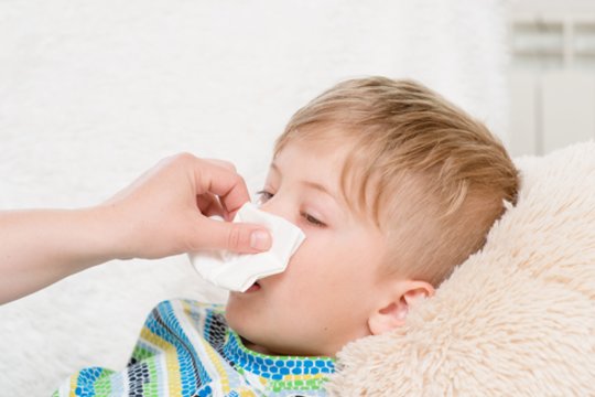 Vaikas peršalo? Įvardijo, kokių gydymo klaidų šiukštu nedaryti