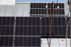 Daliai gaminančių vartotojų kitąmet didės elektros pasaugojimo tarifai