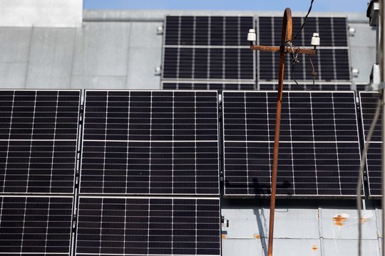 Daliai gaminančių vartotojų kitąmet didės elektros pasaugojimo tarifai