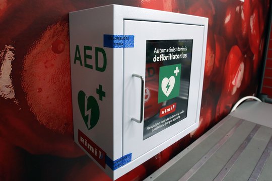 SAM siūlo plėsti viešai prieinamų defibriliatorių tinklą: tai gali kasmet išgelbėti iki 2,8 tūkst. gyvybių