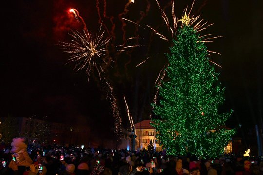 Šalčininkai įžiebė savo Kalėdų žaliaskarę: pamatykite
