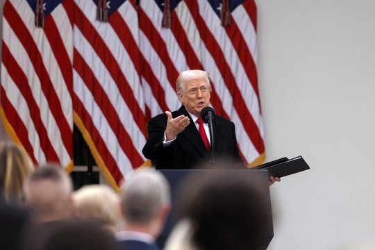 D. Trumpas pareiškė atšaukiantis J. Bideno įsakus