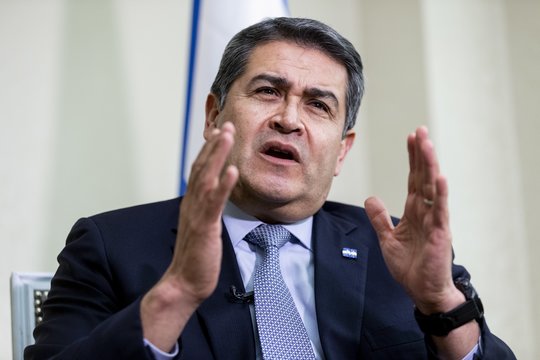 D. Trumpas teigia suteiksiantis malonę JAV kalinamam buvusiam Hondūro prezidentui