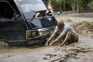 Košmariški potvyniai Indonezijoje: aukų skaičius jau viršijo 300, daugybės žmonių ieškoma