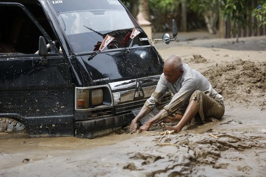 Košmariški potvyniai Indonezijoje: aukų skaičius jau viršijo 300, daugybės žmonių ieškoma