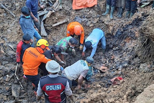 Potvyniai Indonezijoje pražudė 225 žmones