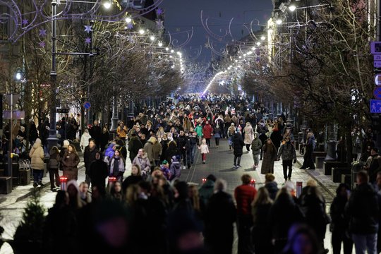 Vilnių užlieja šventinė nuotaika: gyventojai ir svečiai plūsta į Kalėdų eglės įžiebimą