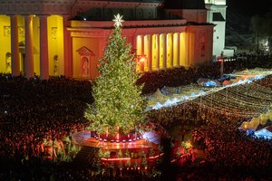 Vilniuje įžiebta pagrindinė Lietuvos Kalėdų eglė: užburiantis vaizdas ir tūkstantinė minia!