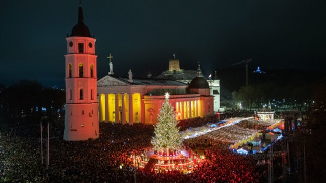 Vilniuje žaliaskarė sutvisko visu gražumu: pamatykite, kaip atrodo pagrindinė Kalėdų eglė