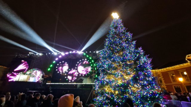 Pajūryje įžiebta Kalėdų eglė: minios žmonių ir tūkstančiai lempučių