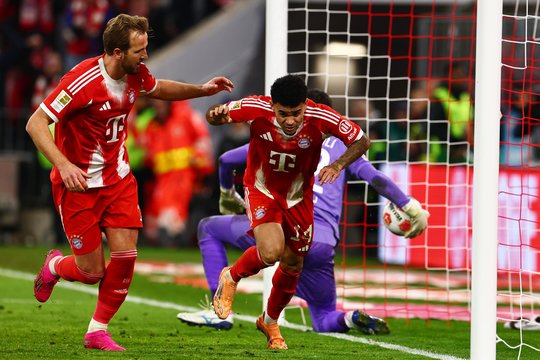 „Bayern“ ir „Borussia“ vargo dėl pergalių