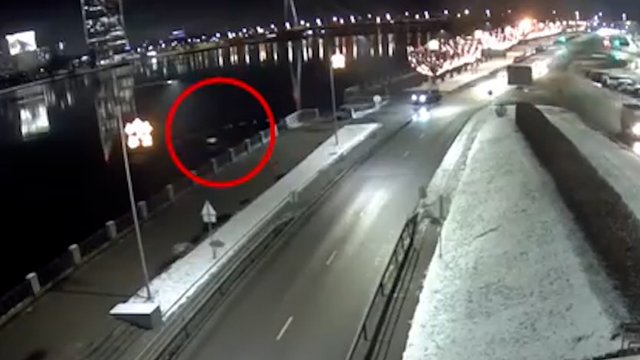 Rygoje užfiksavo kraupų incidentą: atlikęs staigų manevrą automobilis įvažiavo į Dauguvos upę