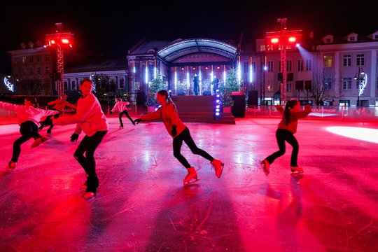 Vilniuje oficialiai atidarytas žiemos sezonas: Rotušės aikštėje pradėjo veikti ledo čiuožykla