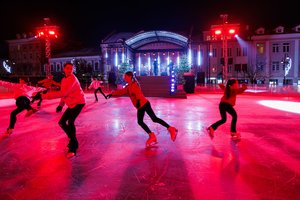 Vilniuje oficialiai atidarytas žiemos sezonas: Rotušės aikštėje pradėjo veikti ledo čiuožykla